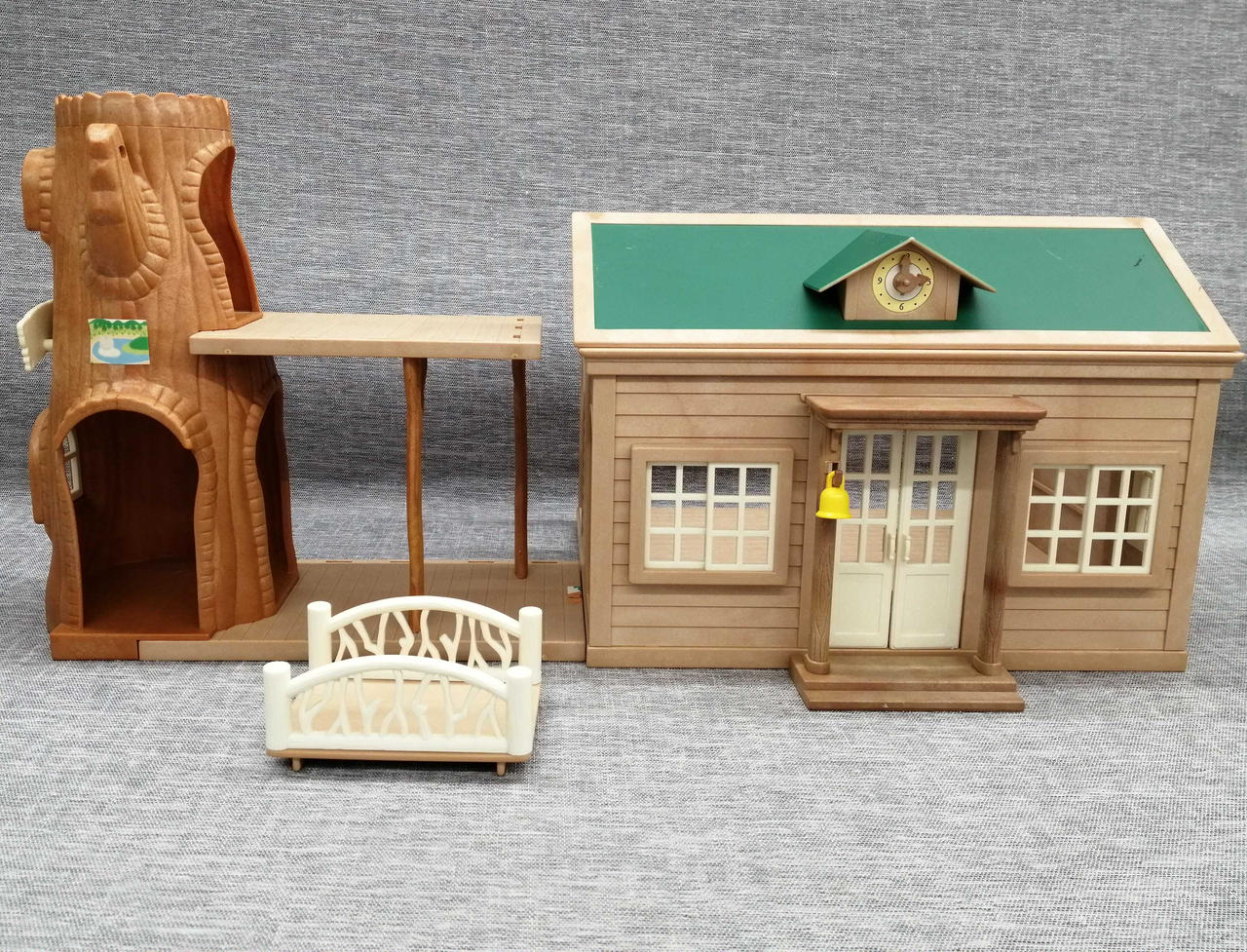 キズ汚れ、シール貼付あります。