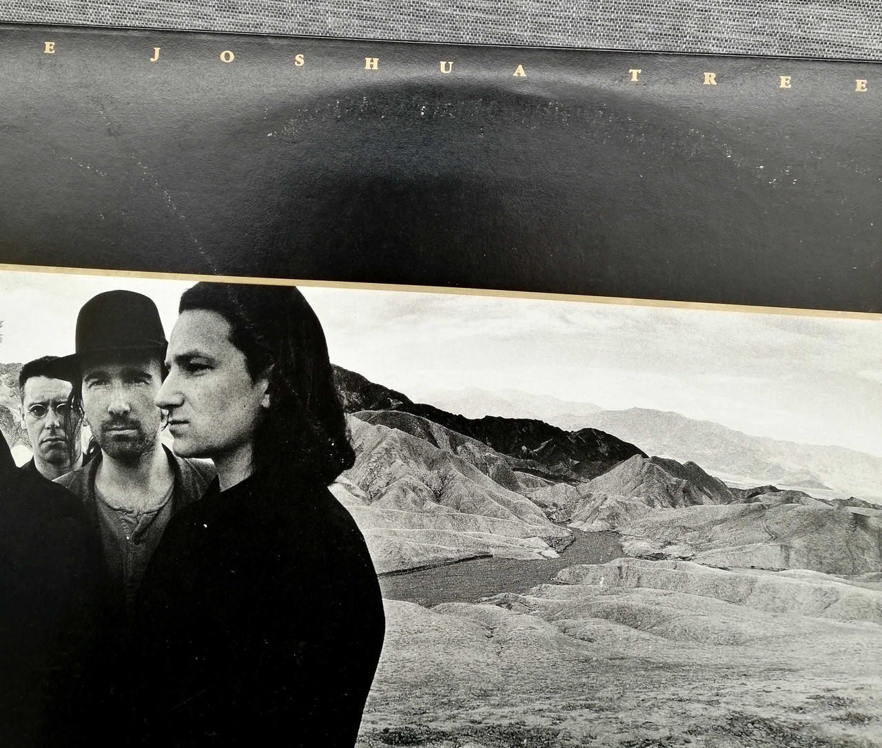 ジャケットにキズ、汚れあります。