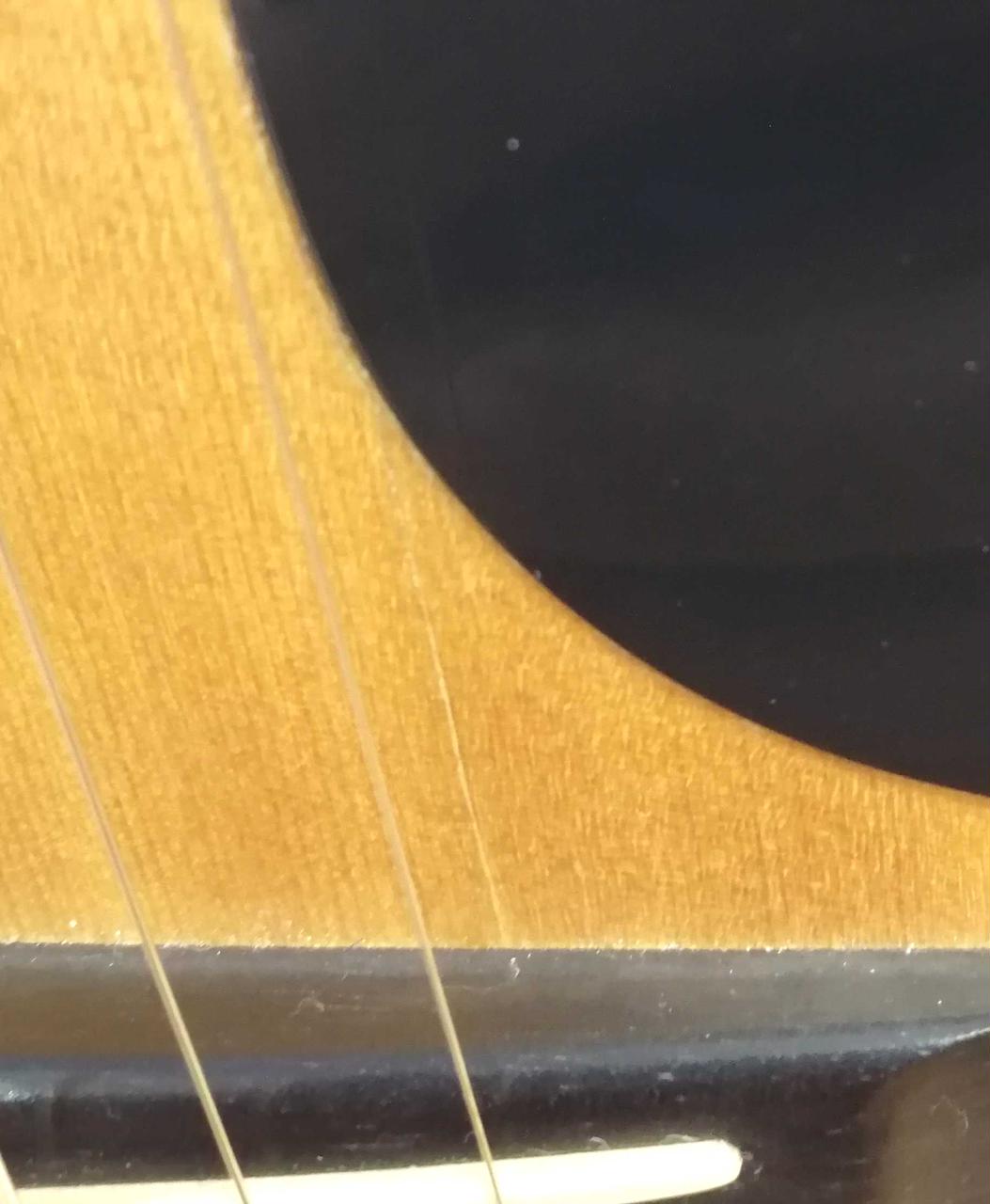 ピックガード下クラック有り