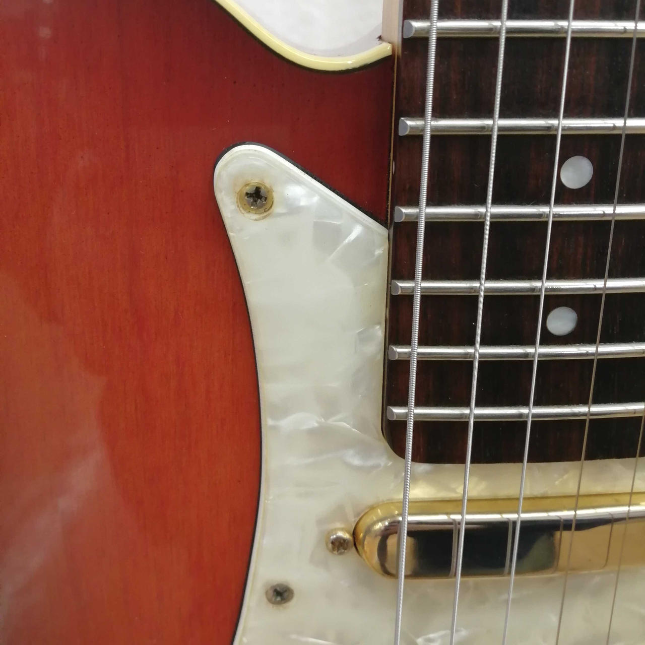 ピックガード浮きあります