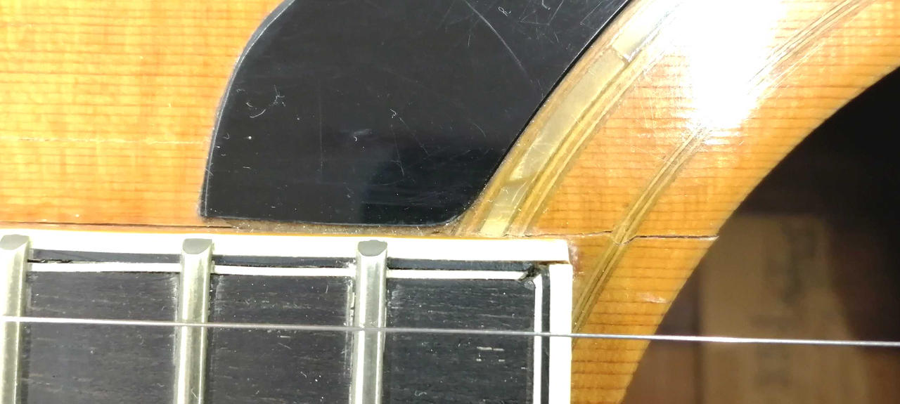 ピックガード側ヒビ