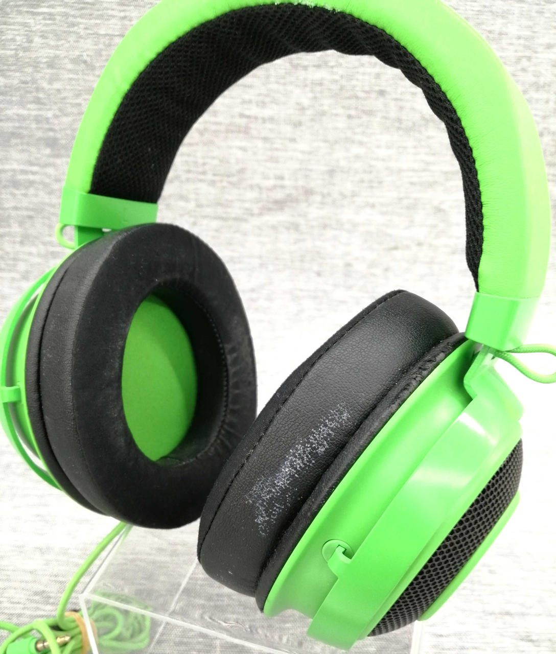 全体的にキズ・汚れ多めです。