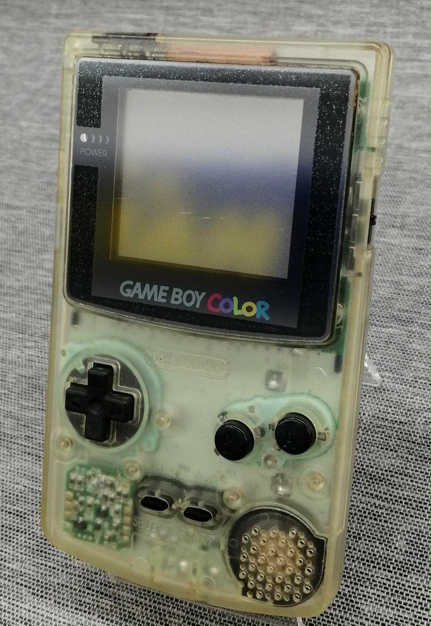 全体的に黄ばんでます。