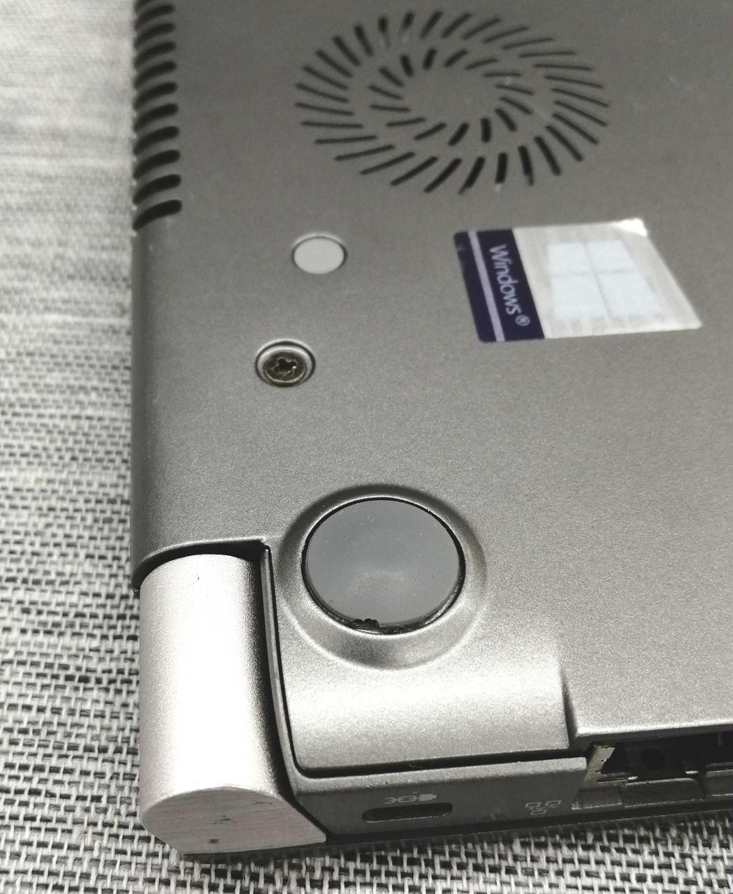 右手前ゴム部分若干浮きあります