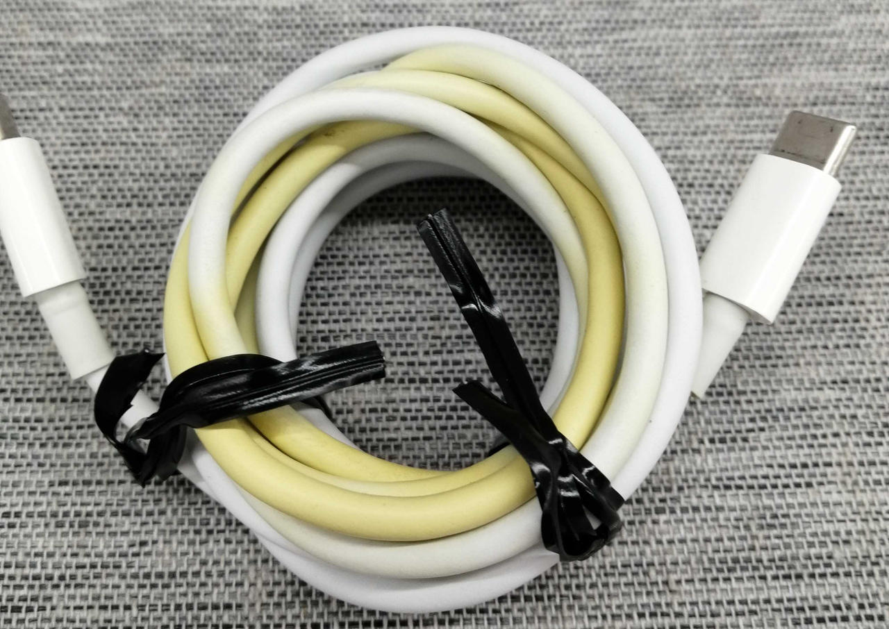 ケーブル黄ばみ多めです。