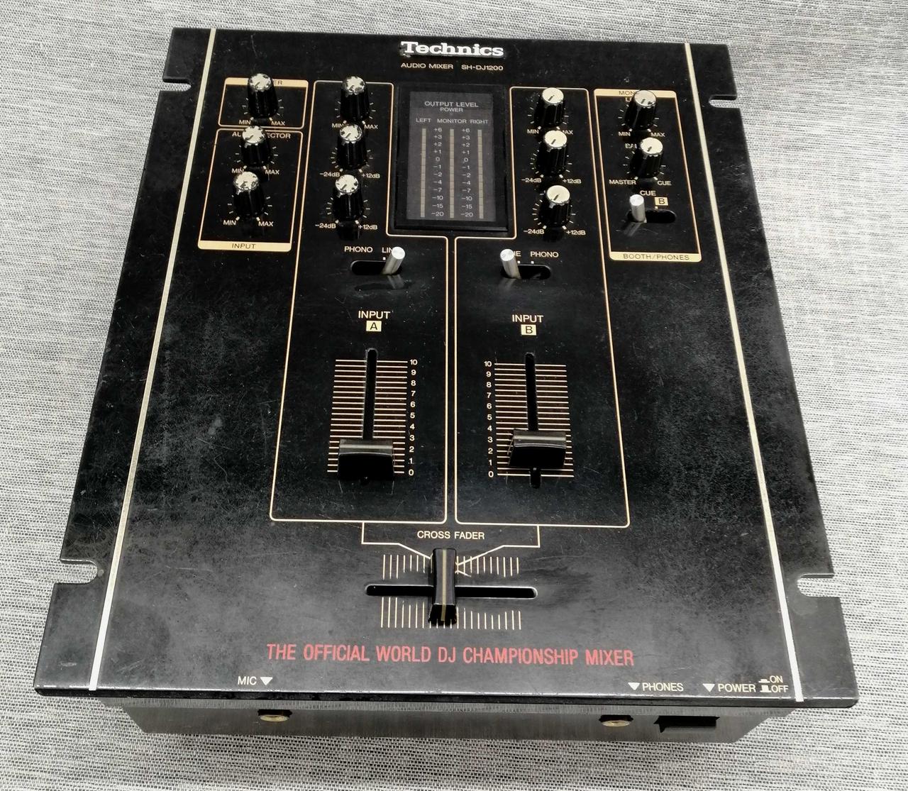 全体的にキズ、汚れあります。