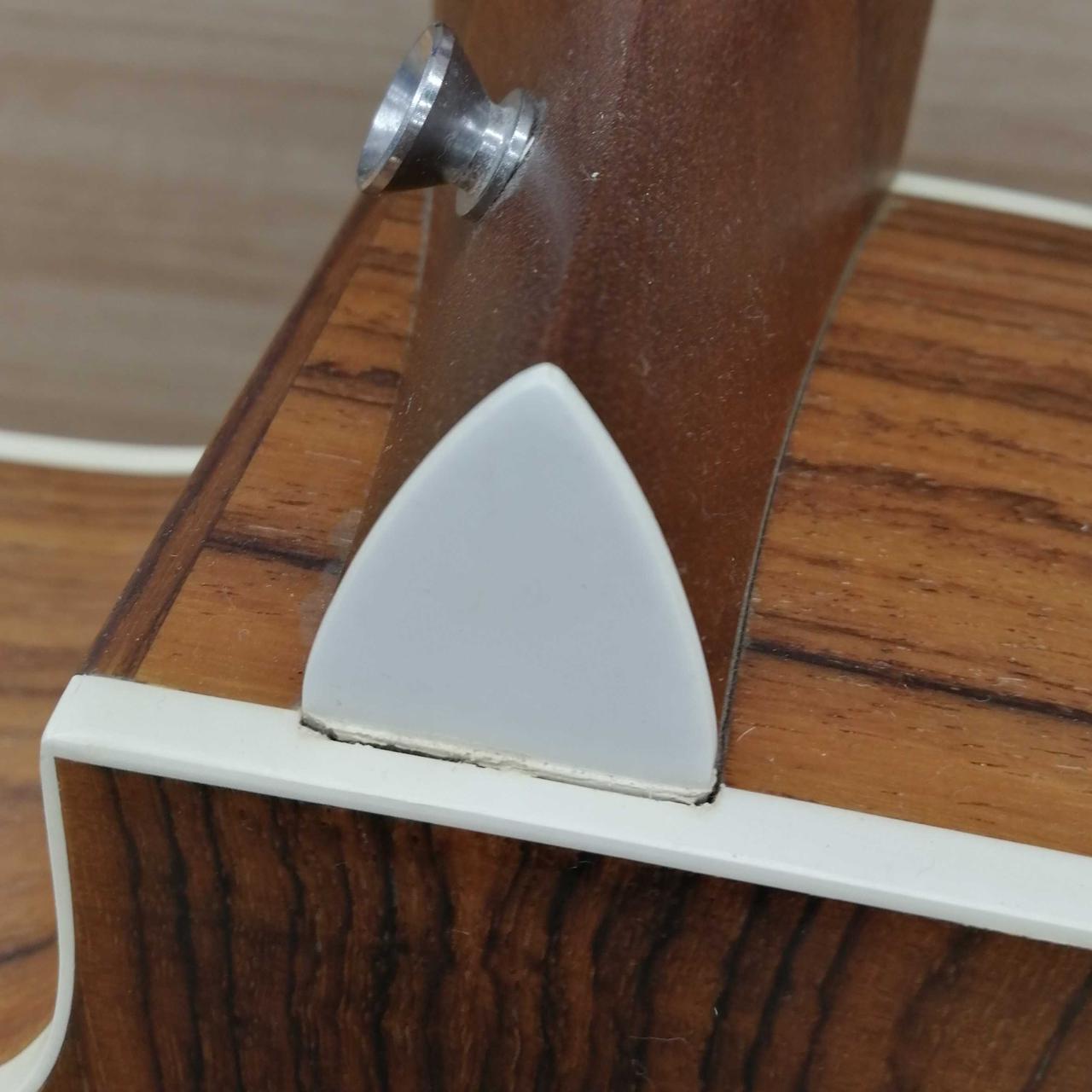 ネック付け根に隙間(割れ)あります