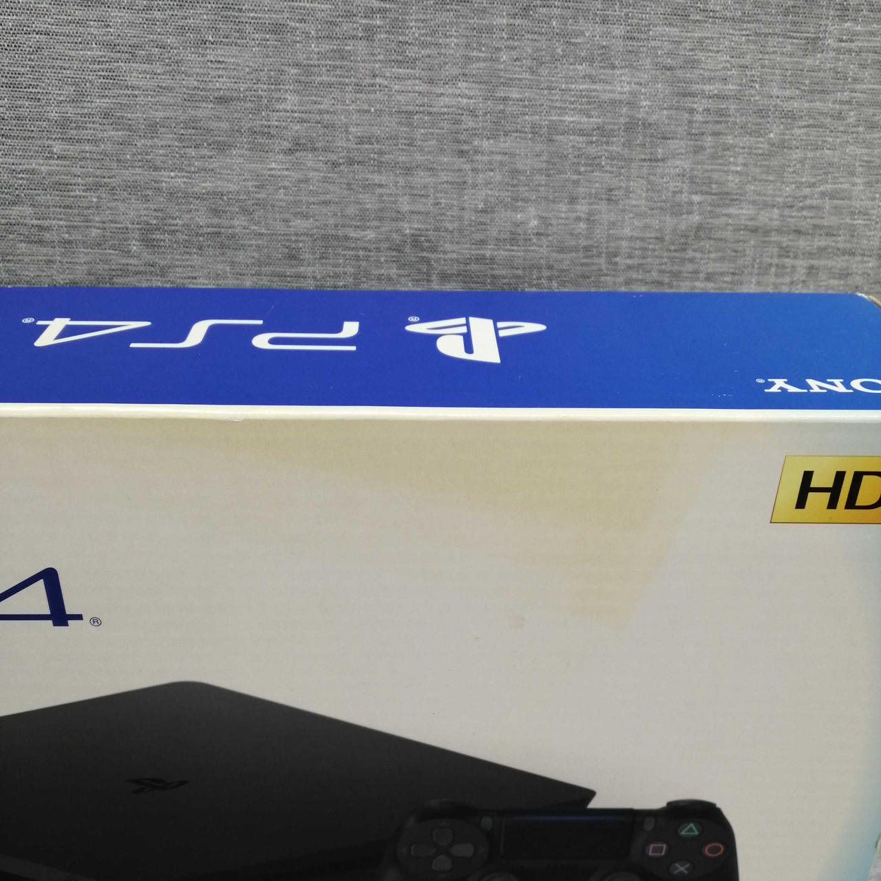 外箱全体的に黄ばみあります