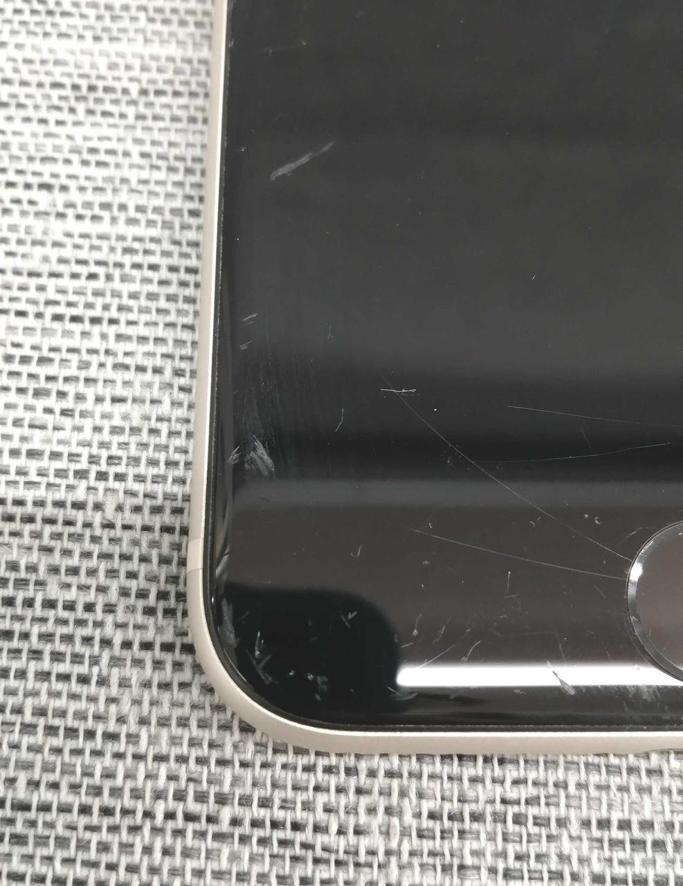 液晶キズあります