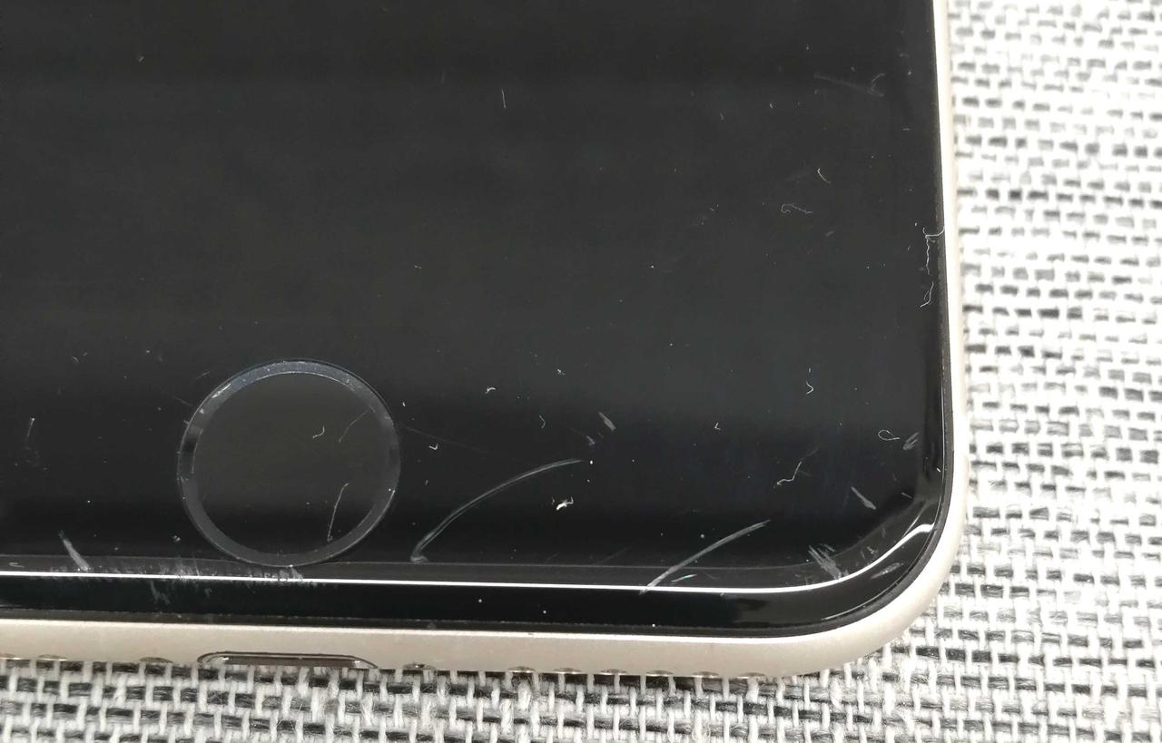 液晶キズあります