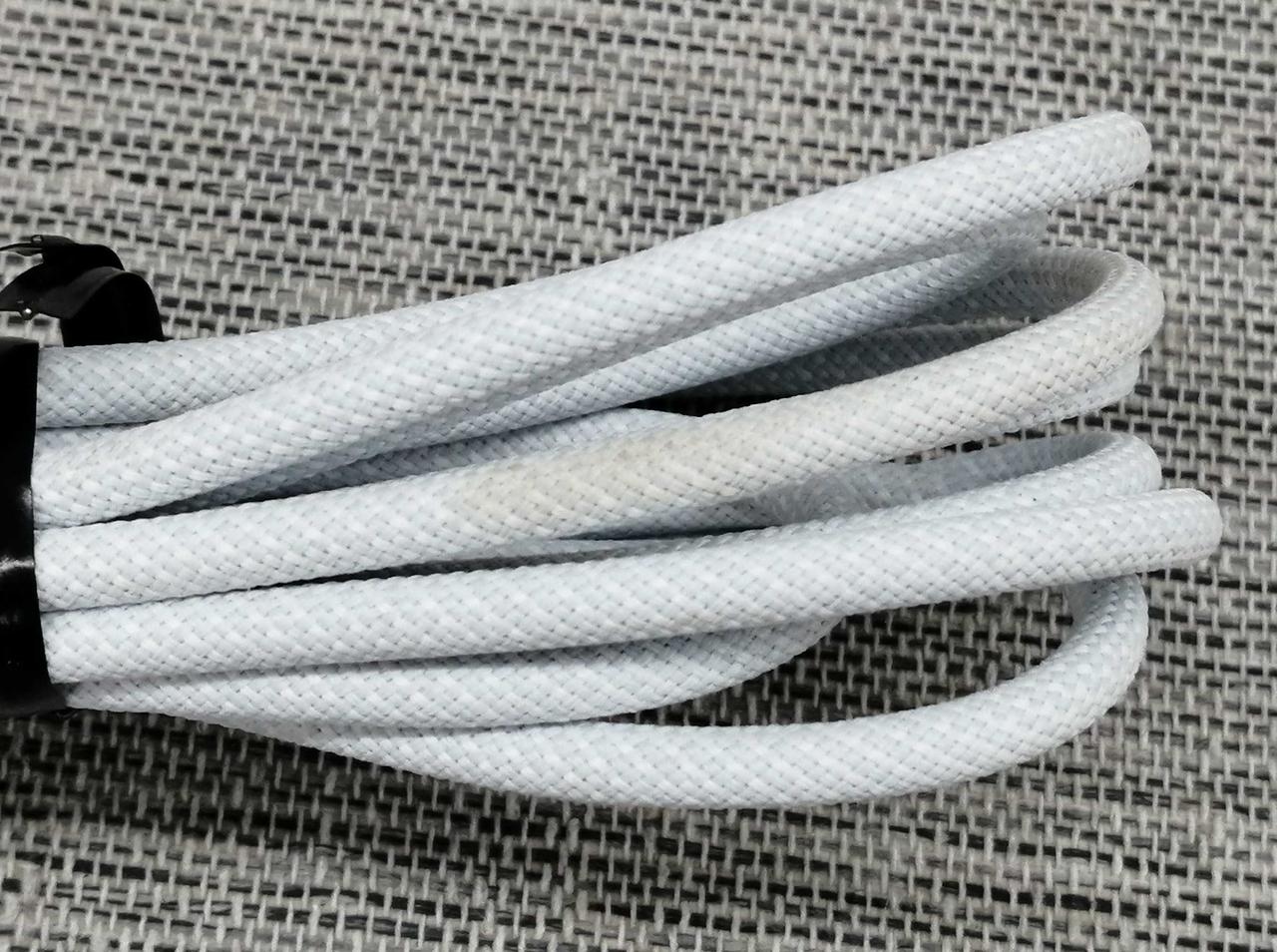 ケーブルにシミ汚れあります