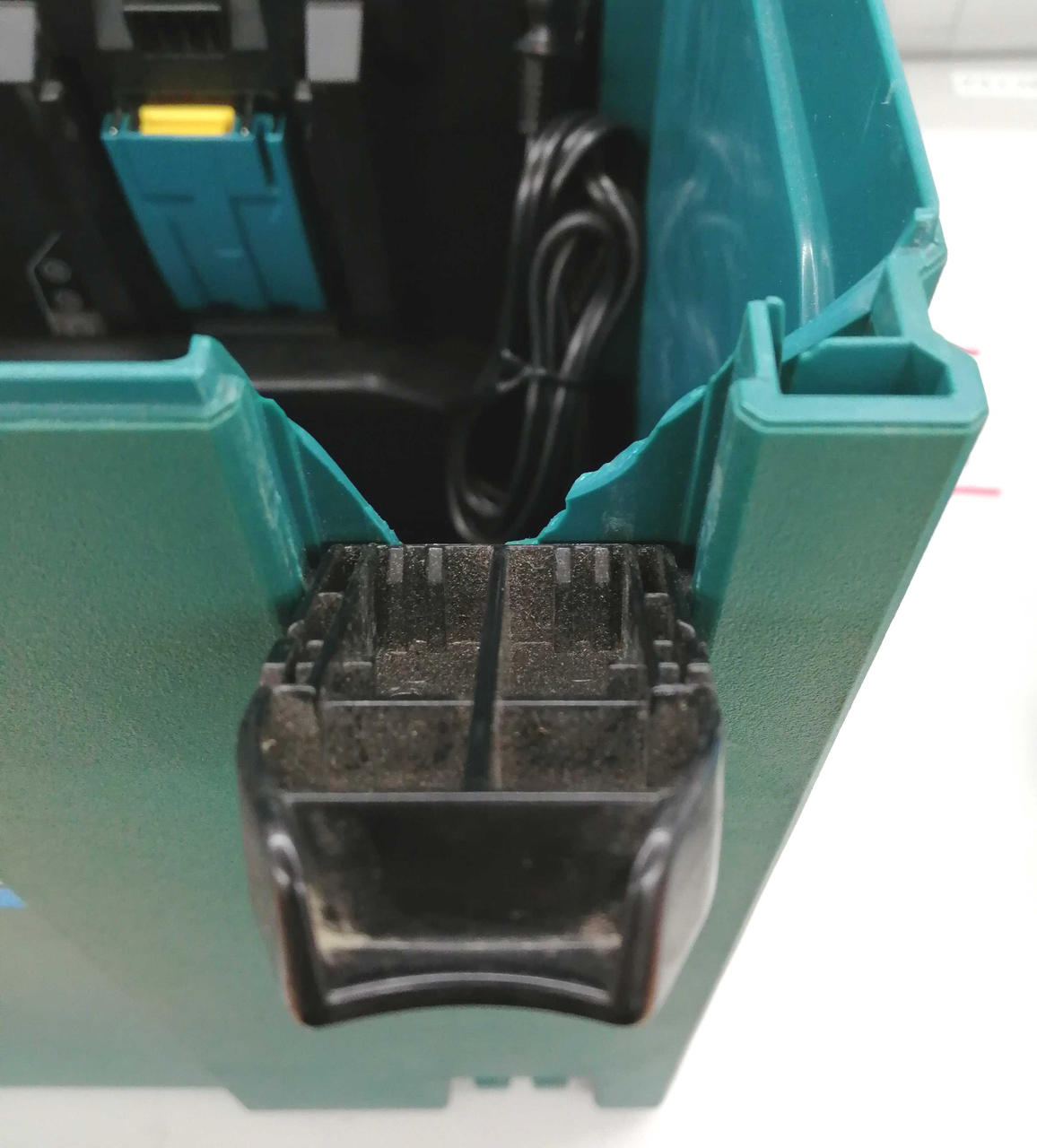 ケース留め具破損あり