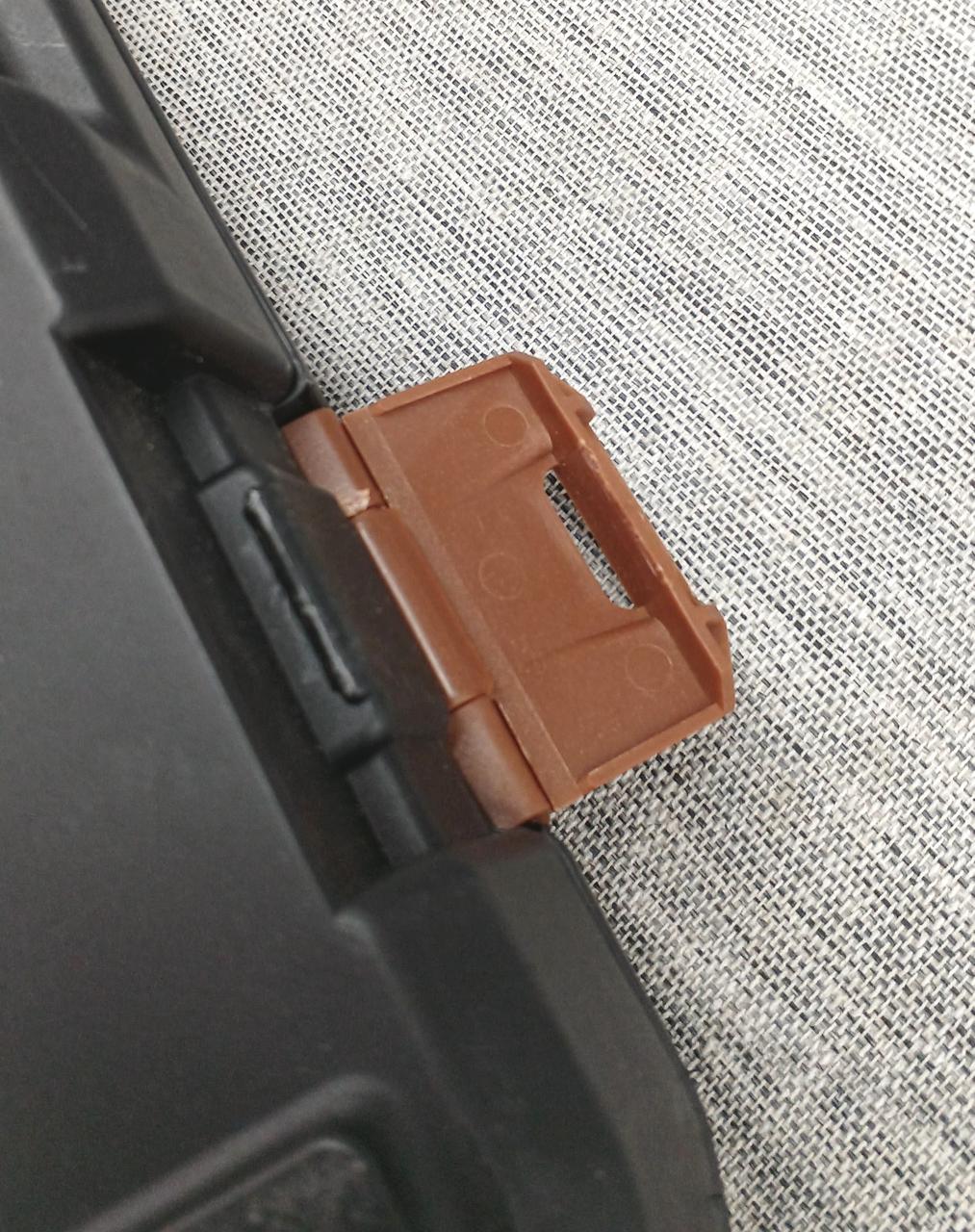 ※ツメ１箇所破損あり