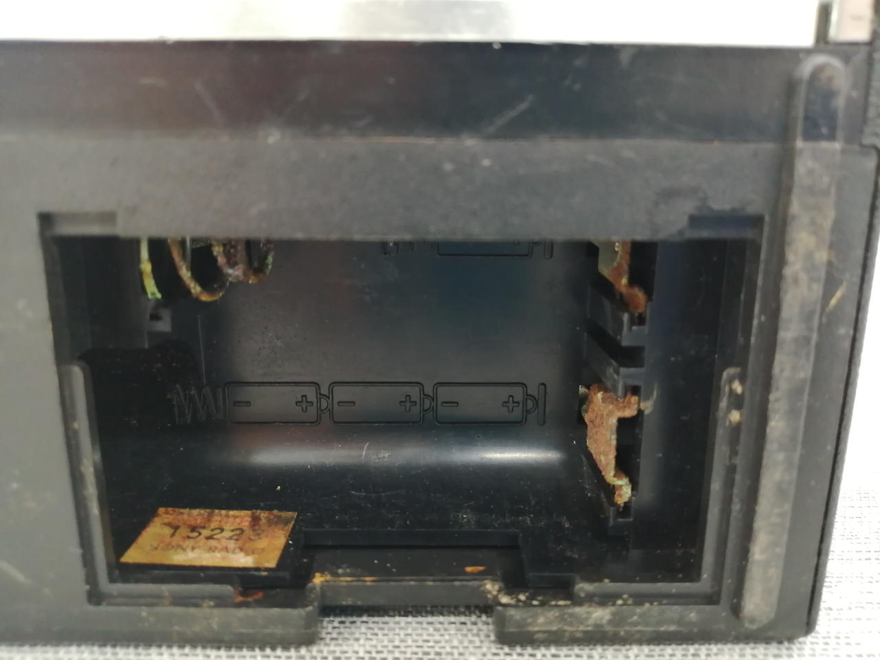 電池ボックスフタ欠品、サビあり