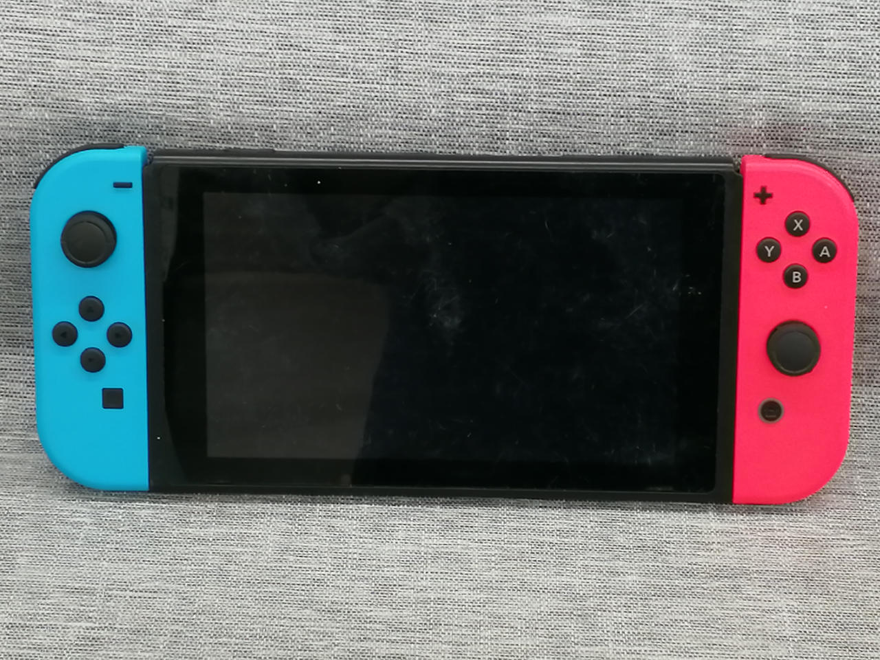 全体的にキズ多めです。