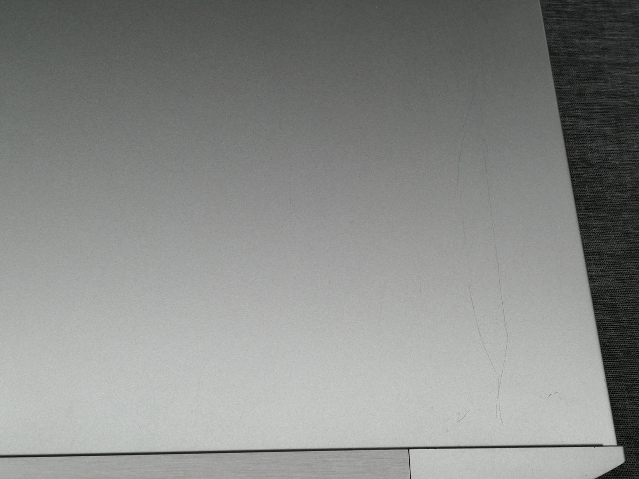 天板右側にキズあります