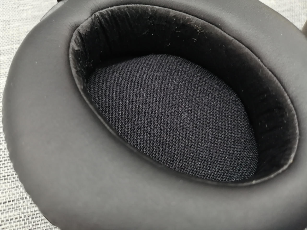 イヤーパッド部分に劣化あります