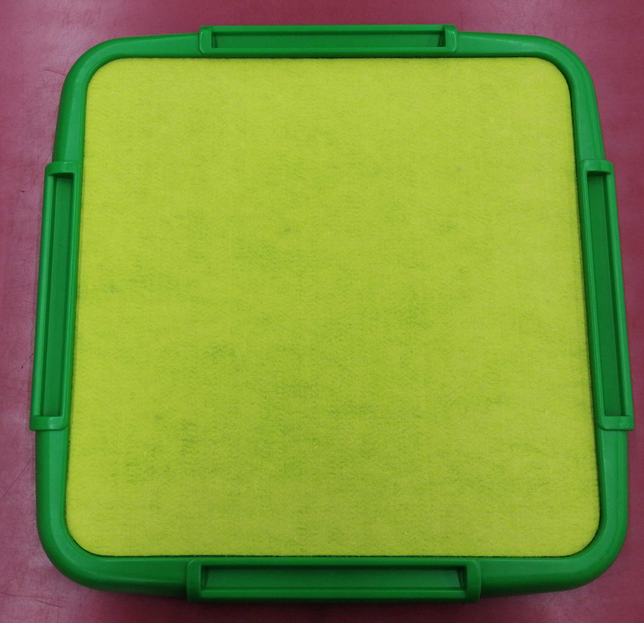 本体ゲーム台にシミ汚れが見られます。