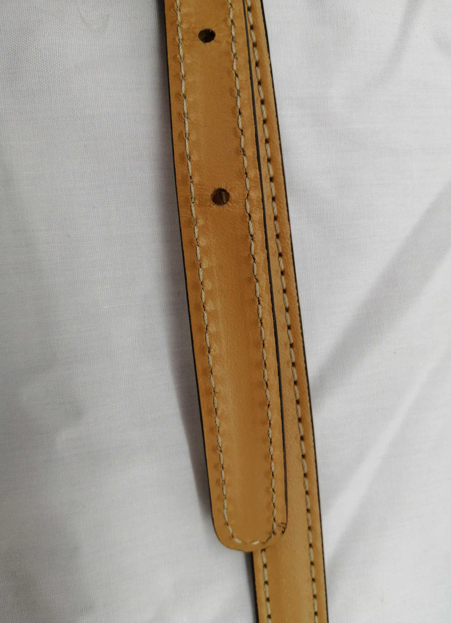 ショルダー微汚れ ヒビ割れあり