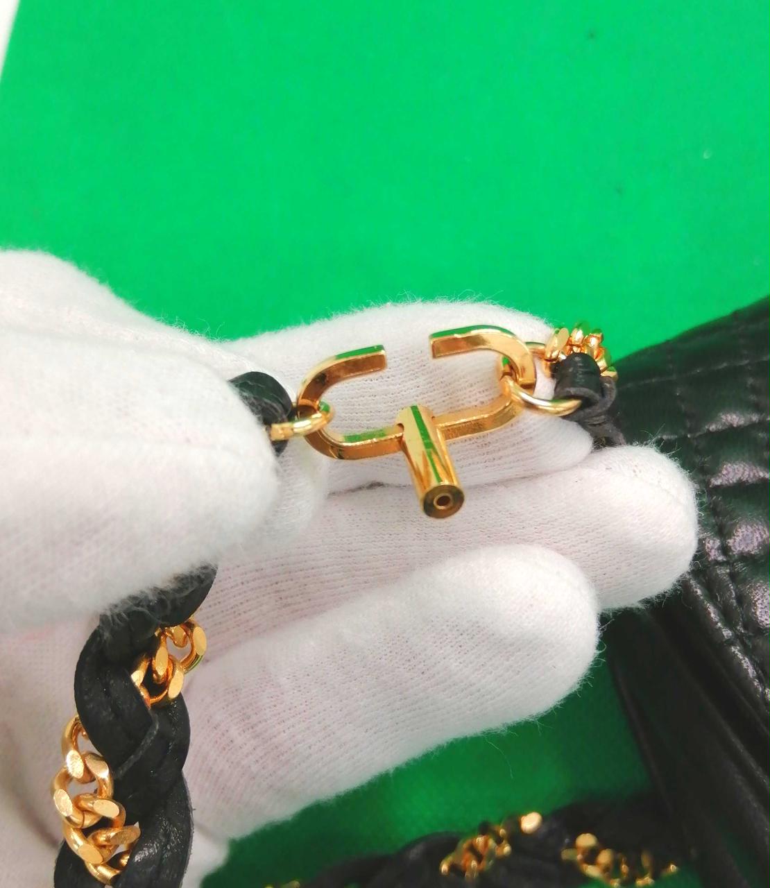 ストラップを外してクラッチバッグにも！