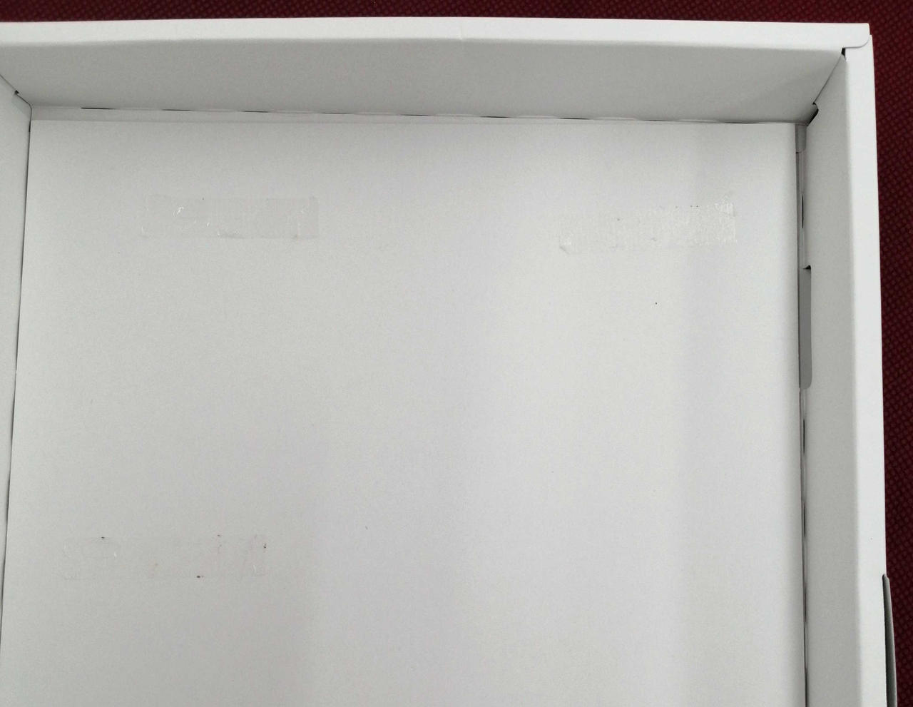箱内部にテープ剥がし跡があります。