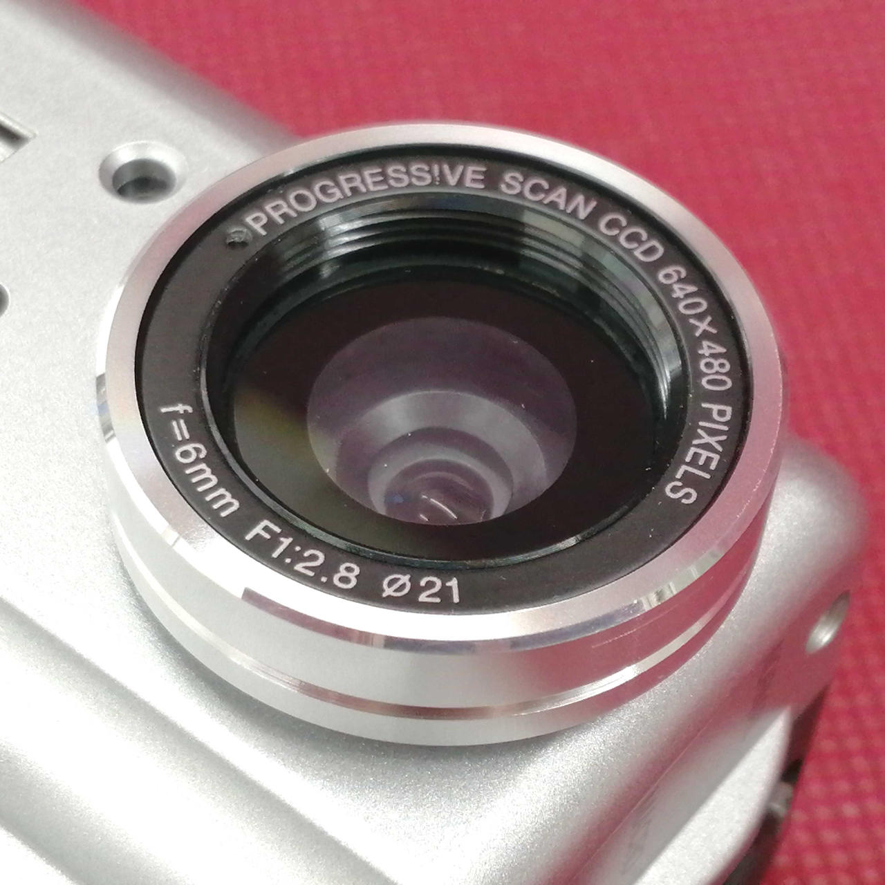 レンズ内に微細なチリがあります。