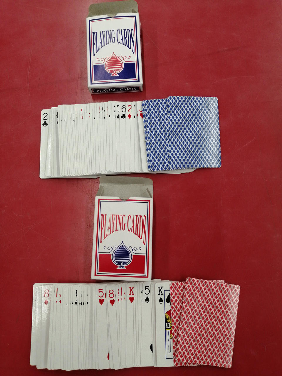 トランプは紙製です