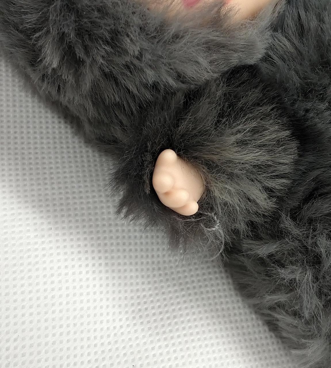 左手近くに糸のほつれが見られます。