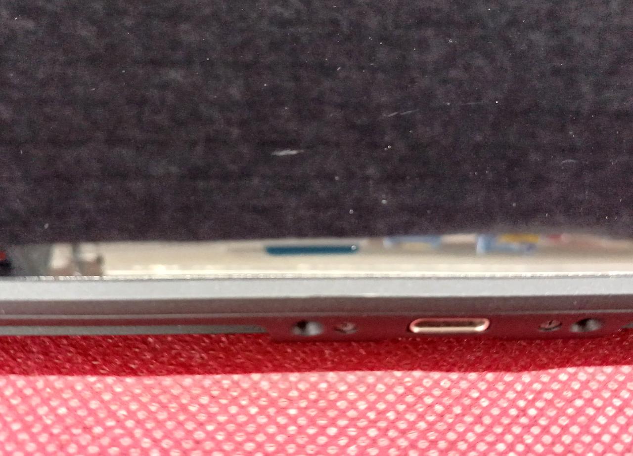 画面に微細なキズが見られます。