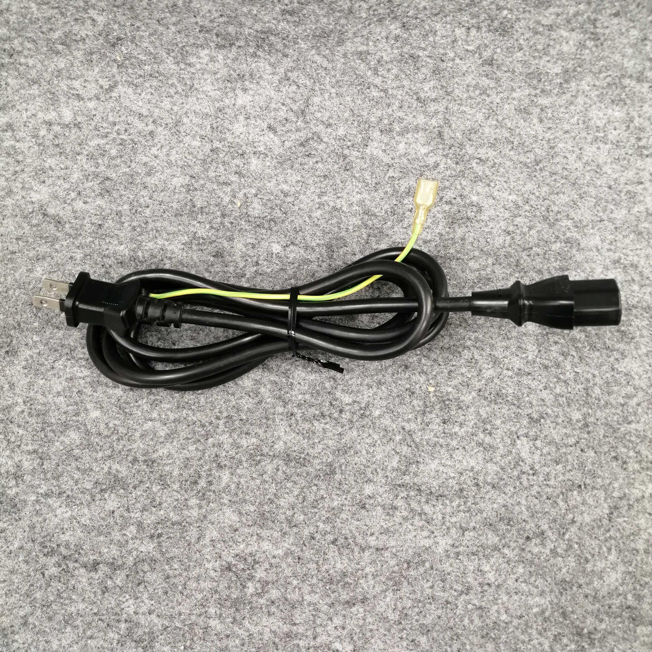 付属品の電源ケーブルです