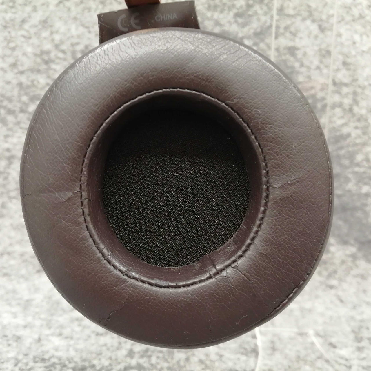 パッド部分所々ヒビ発生しています