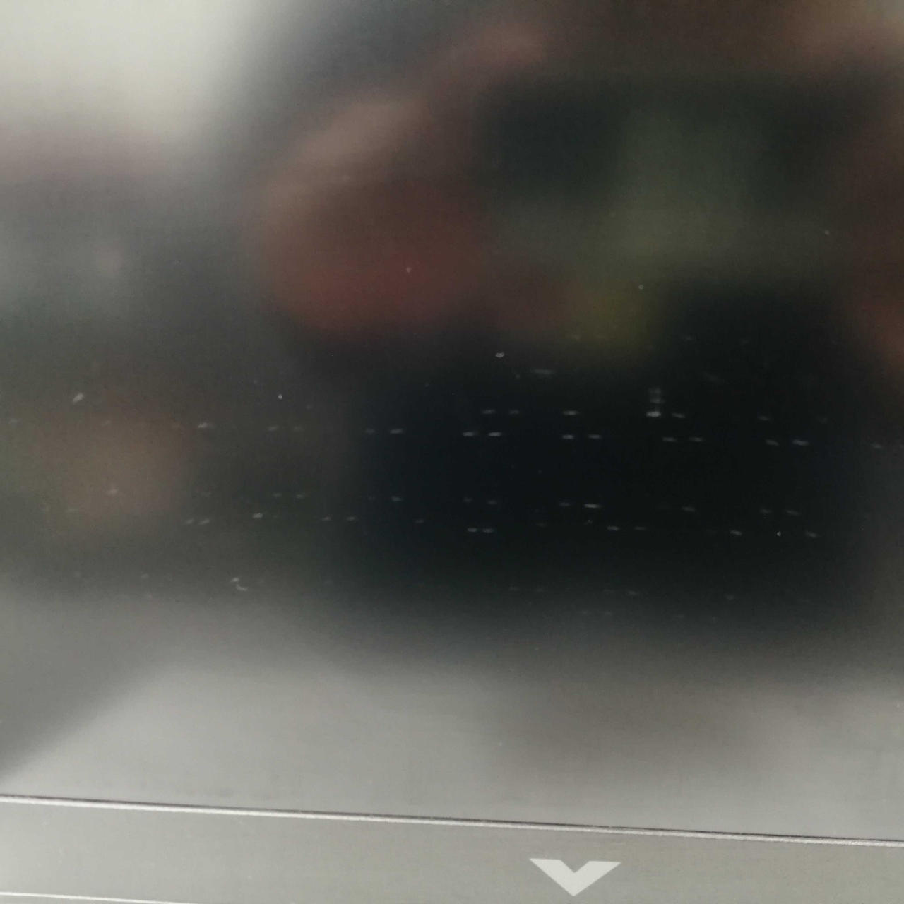 液晶画面に中央部にスレがあります