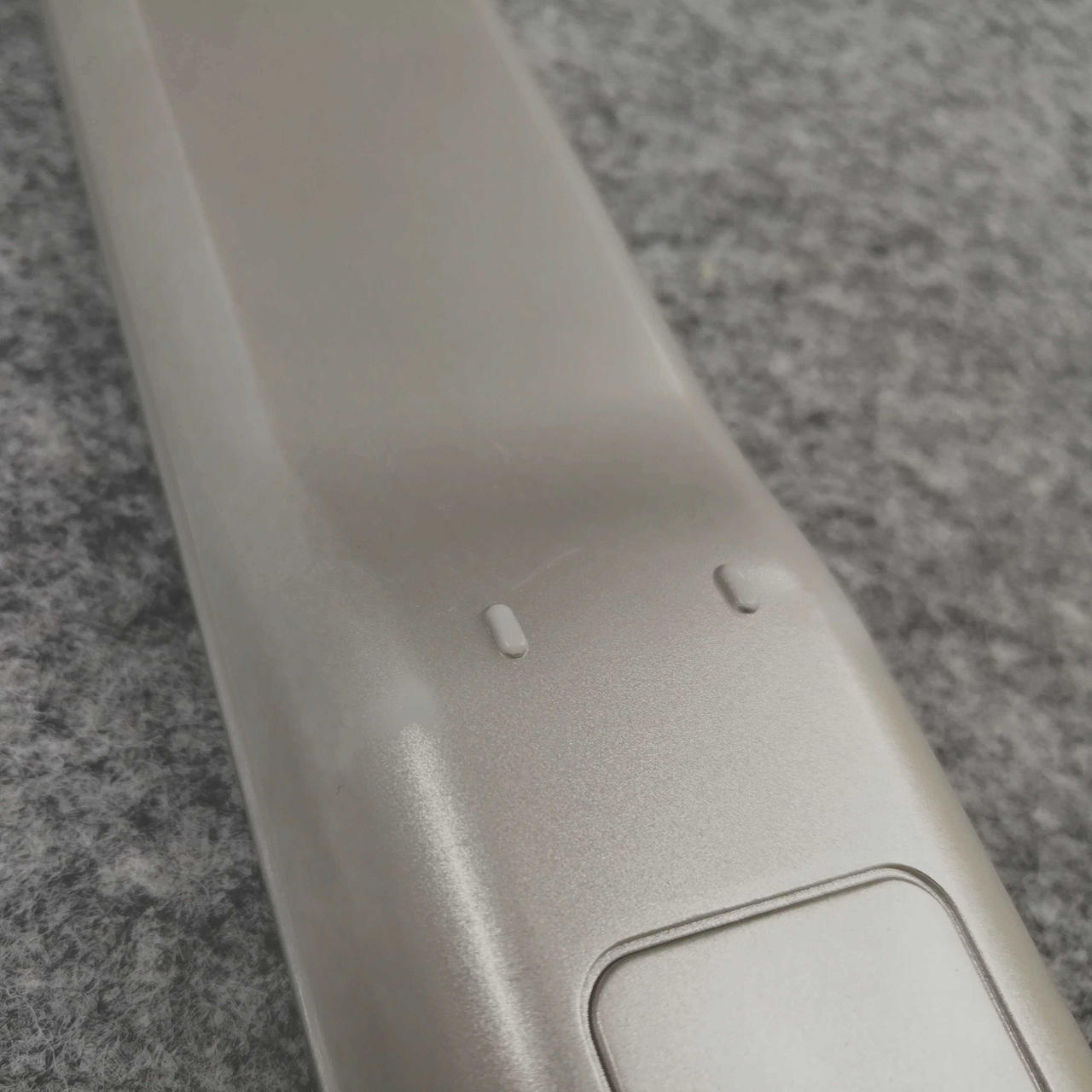 リモコン背面に使用感あり