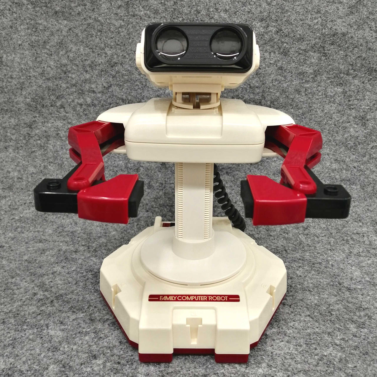 ファミリーコンピューターロボット 一緒にファミコンで遊んでくれる「ファミリーコンピューター