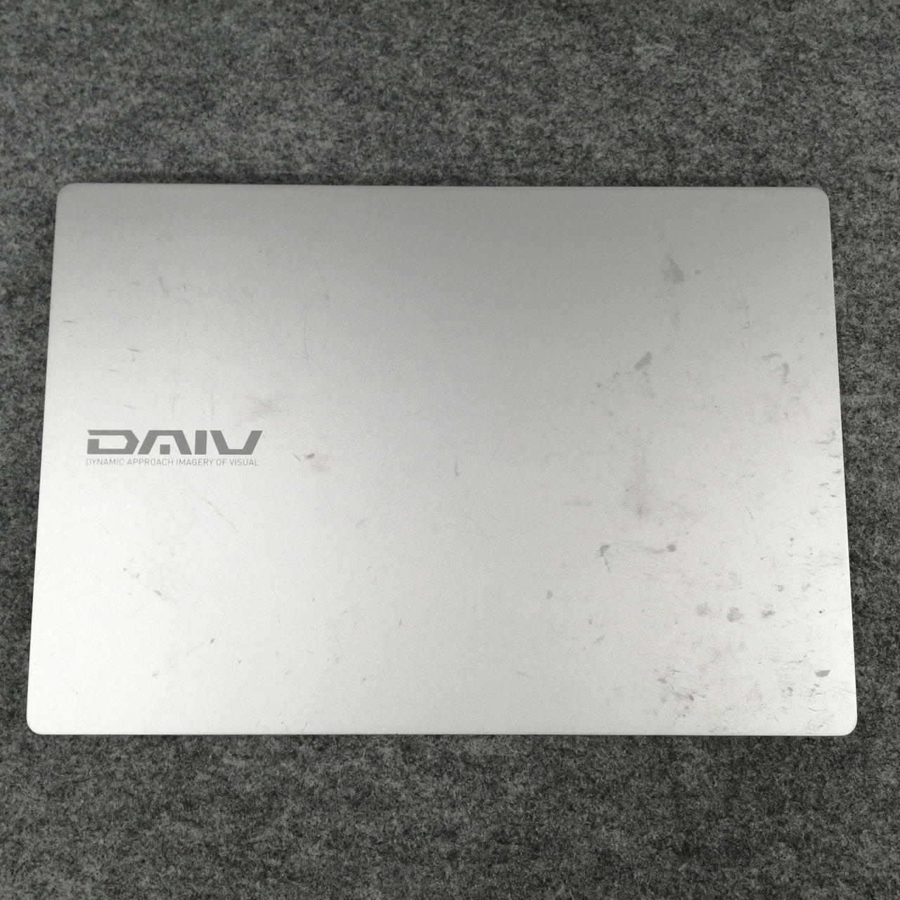 天板部分擦りキズ目立ちます