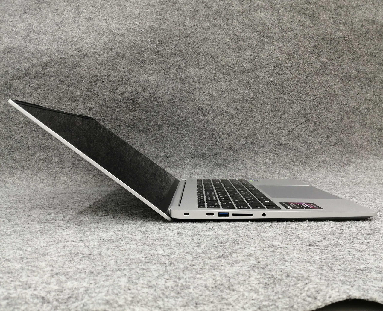 左側USB-A端子は動作しません