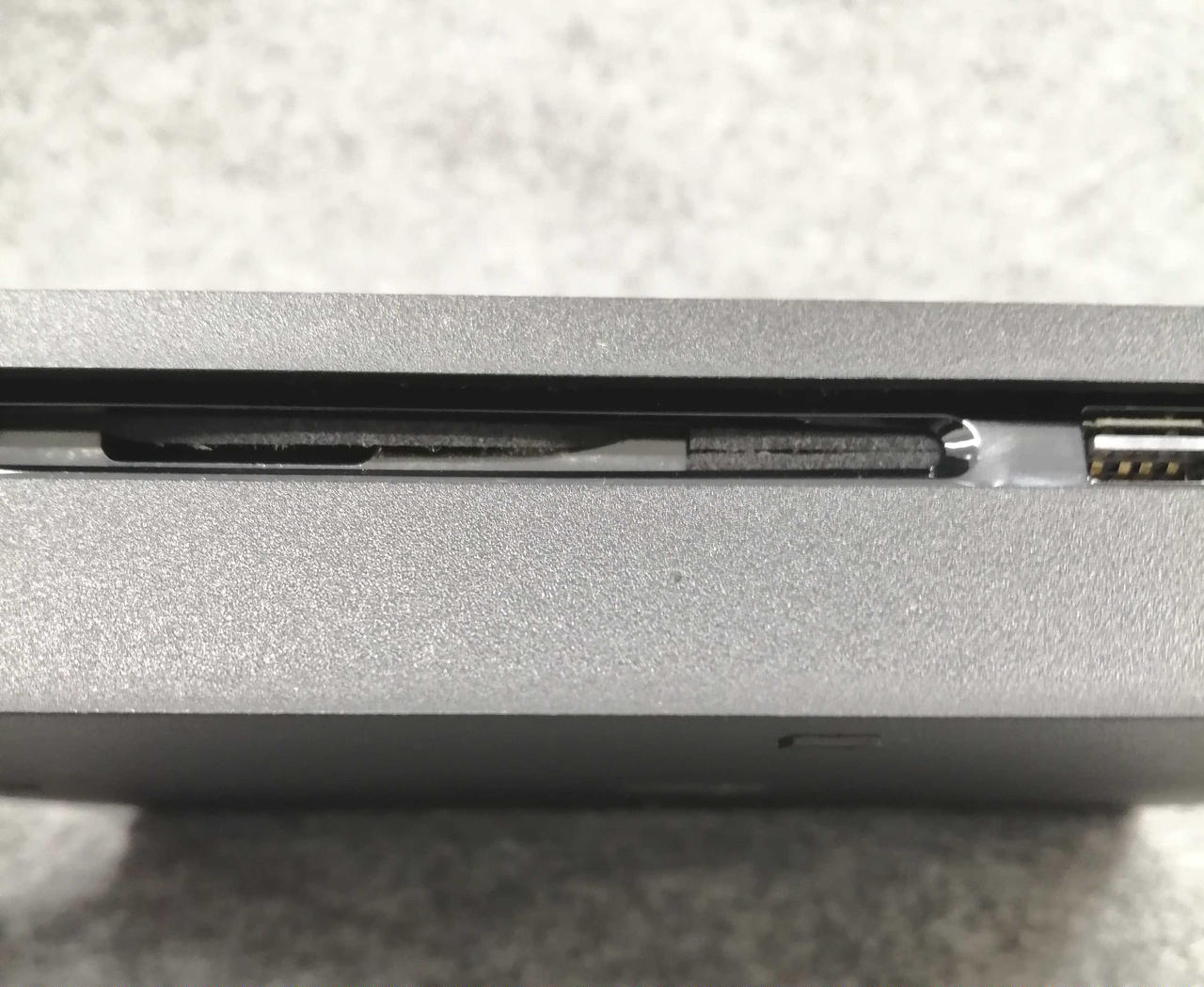 ディスク挿入口のカバーが一部欠損してます