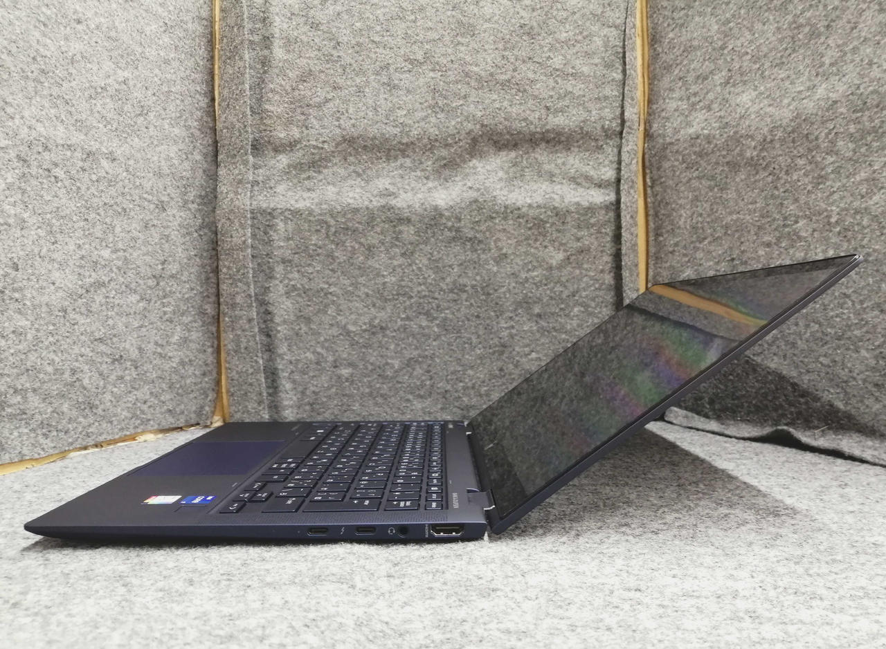 ACアダプター差込口はUSB-C端子です