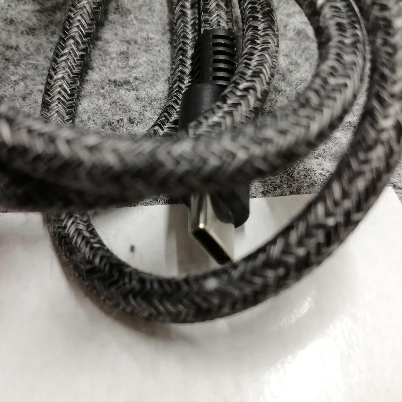 ケーブル表面の布地やや毛羽立ちあり