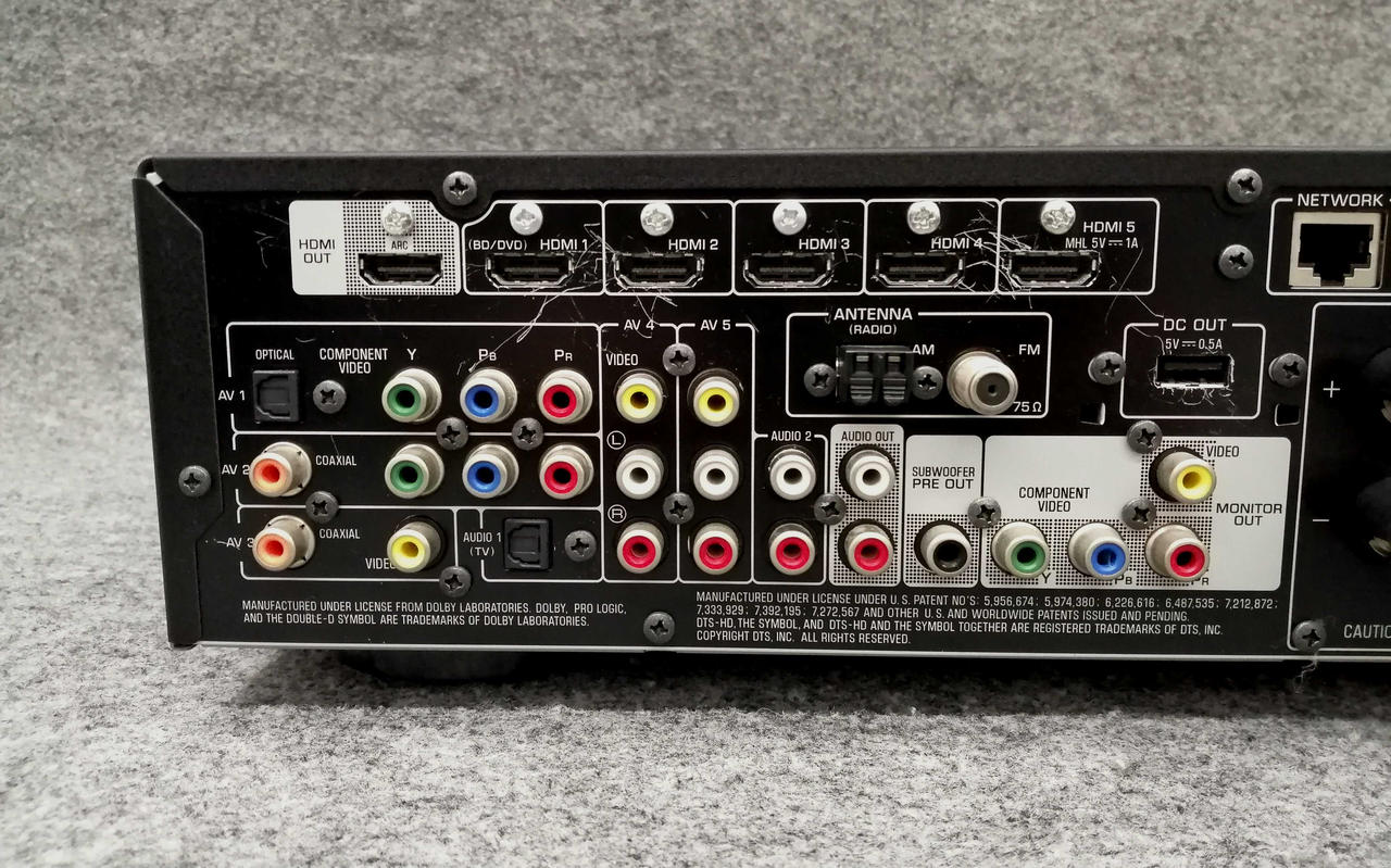 HDMI端子付近にキズ多数あり