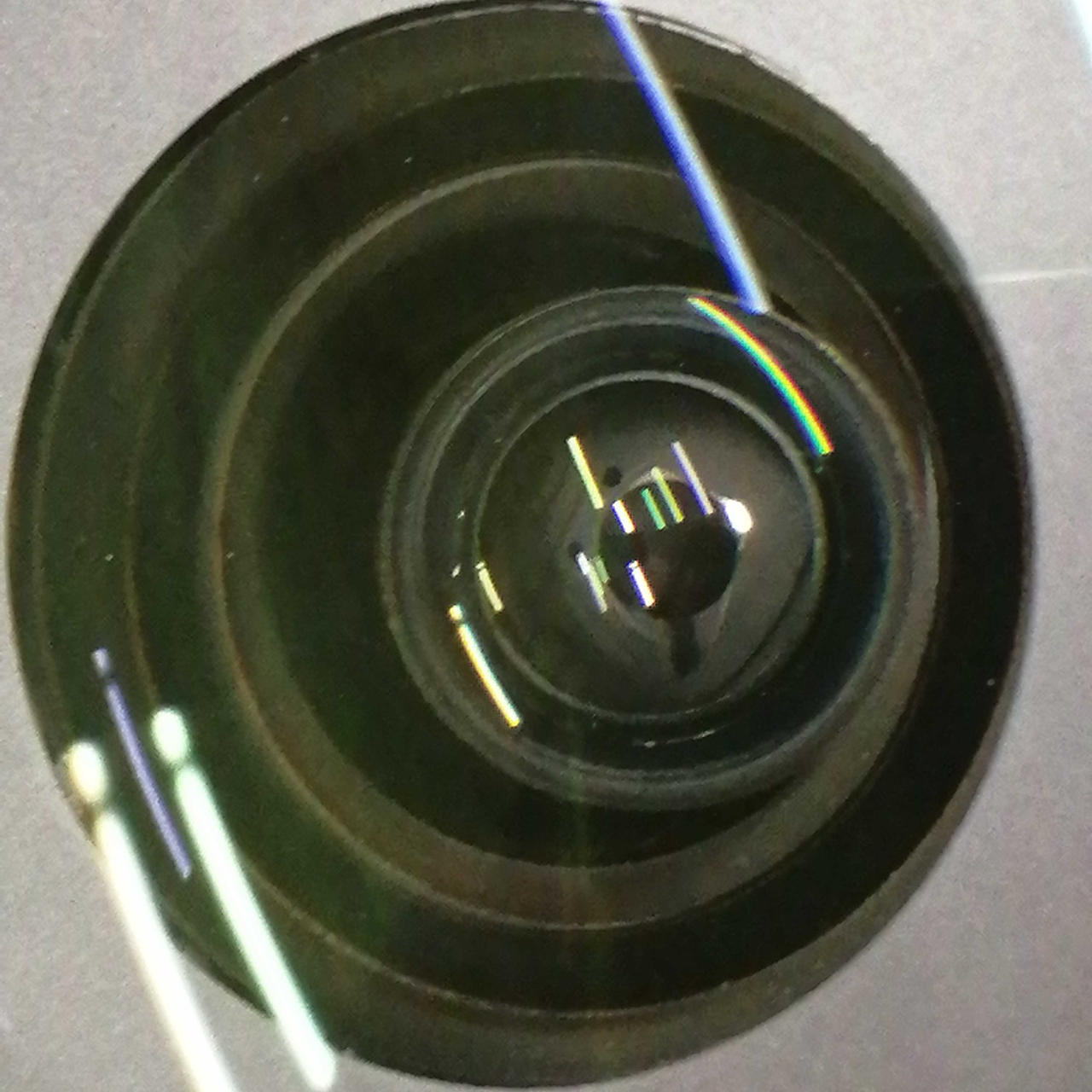 レンズ内微細なチリあります