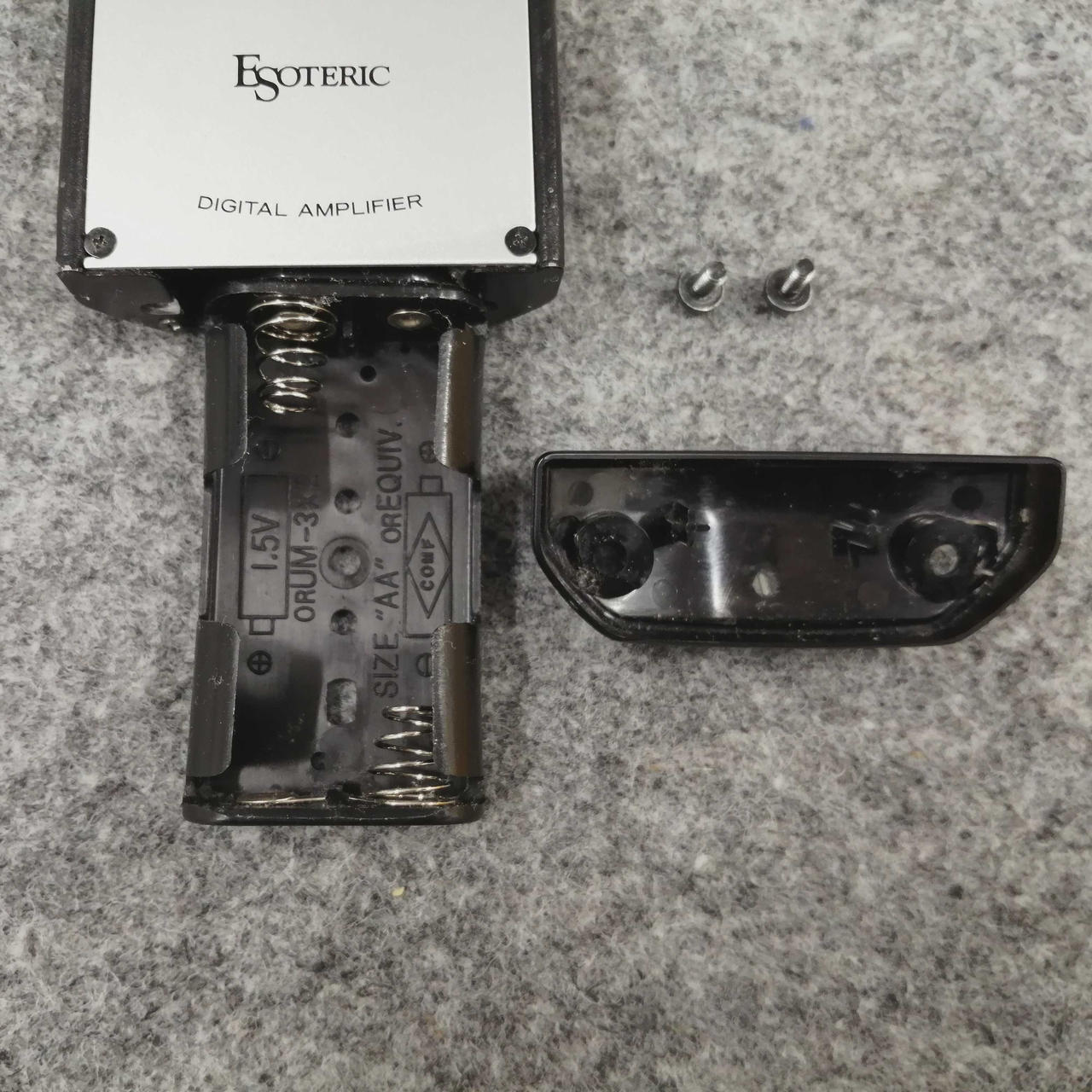 リモコン電池装着部はネジ留め式です