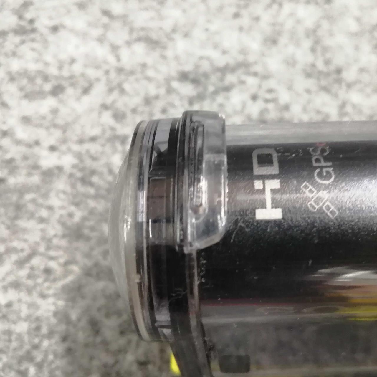 ケース閉じ合わせるフック部分中央にヒビ