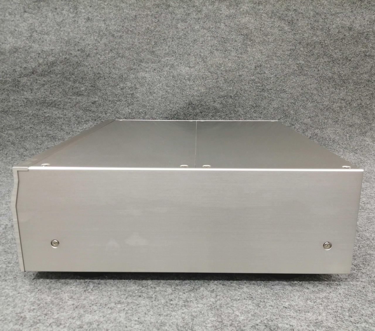 側面にシミ状の傷みあり