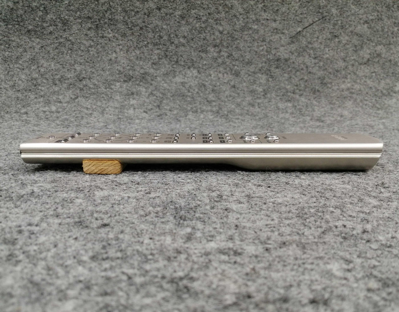 設置時水平になるよう木片が接着されてます