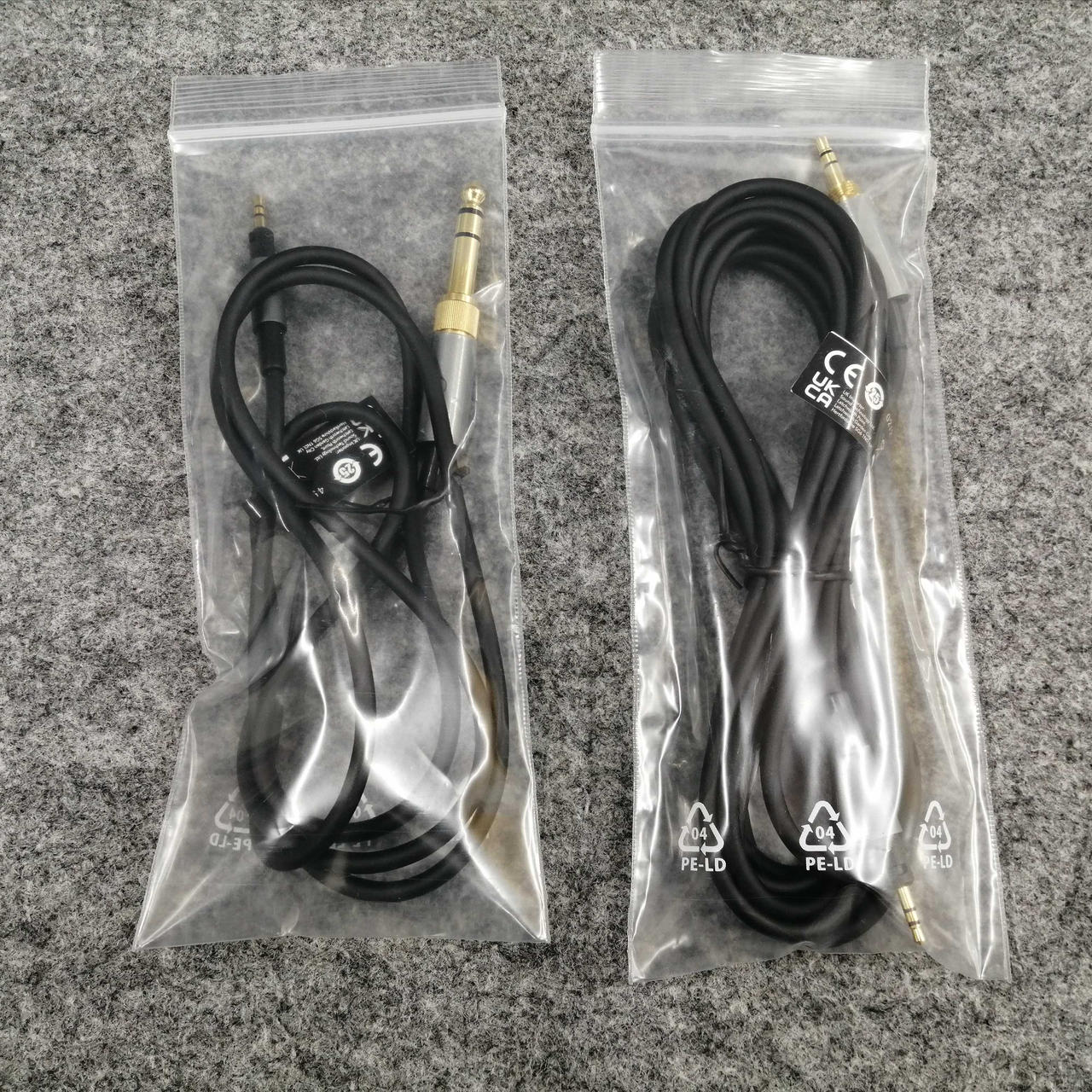 標準/ミニプラグのケーブルが各1本付属