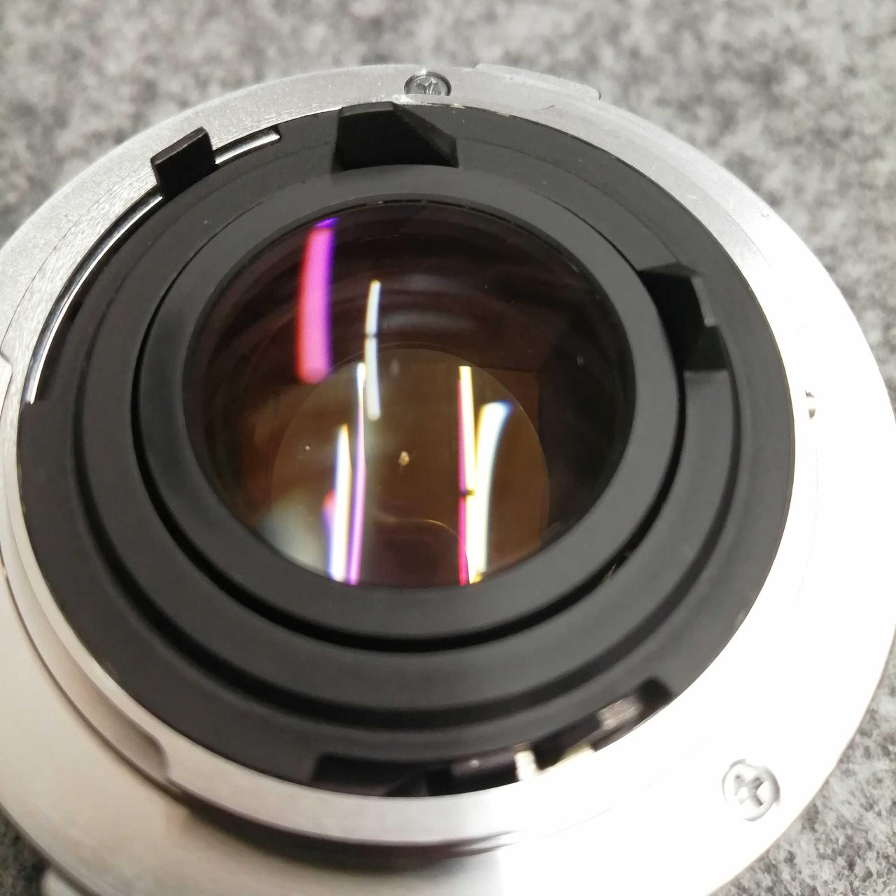 レンズ内大きなチリあり