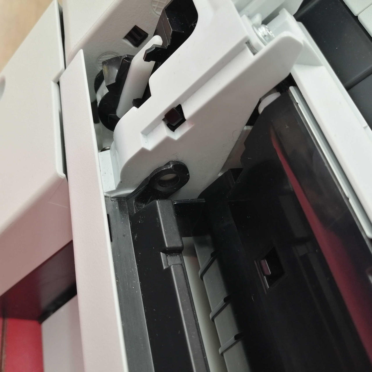 背面トレイ固定部