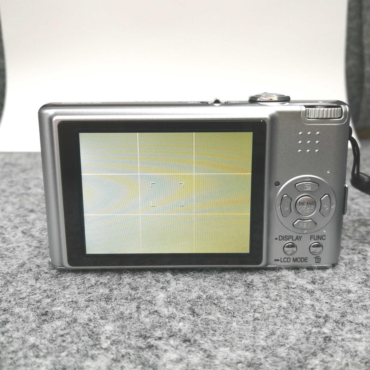 液晶画面右側に黄ばみあり