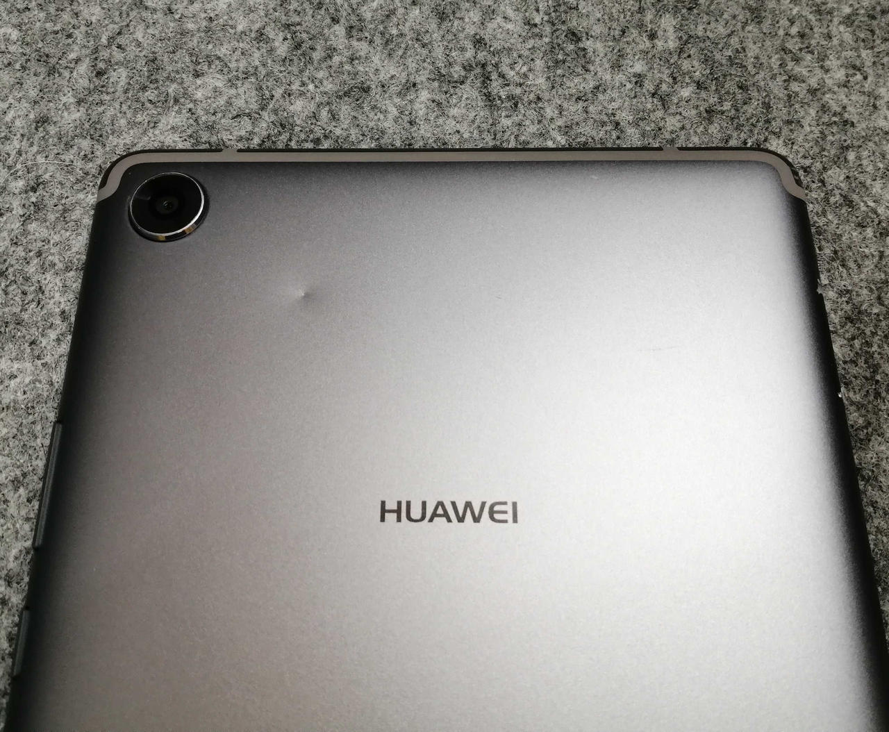 背面上部凹みあり